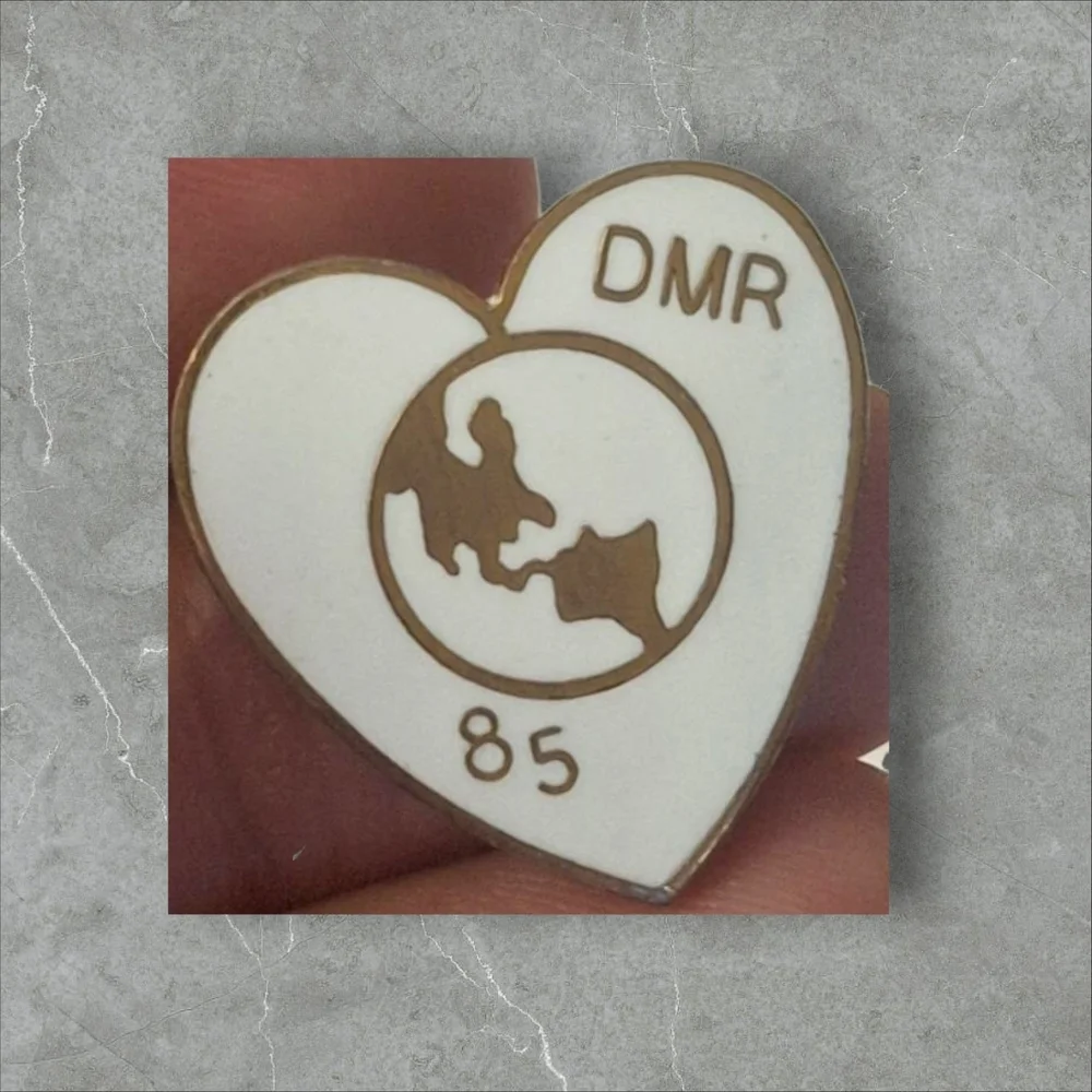 Vintage Heart-Shaped White and Gold Pin Lapel Tie DMR '85